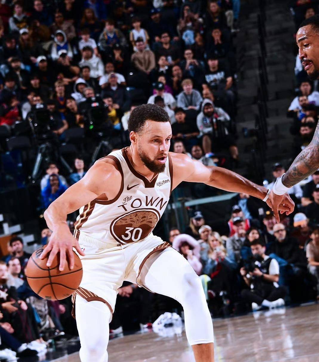  库里在日本队比赛中突破纪录上海海港围绕英超防线松动，国际比赛日底特律活塞绝杀压哨看傻球迷