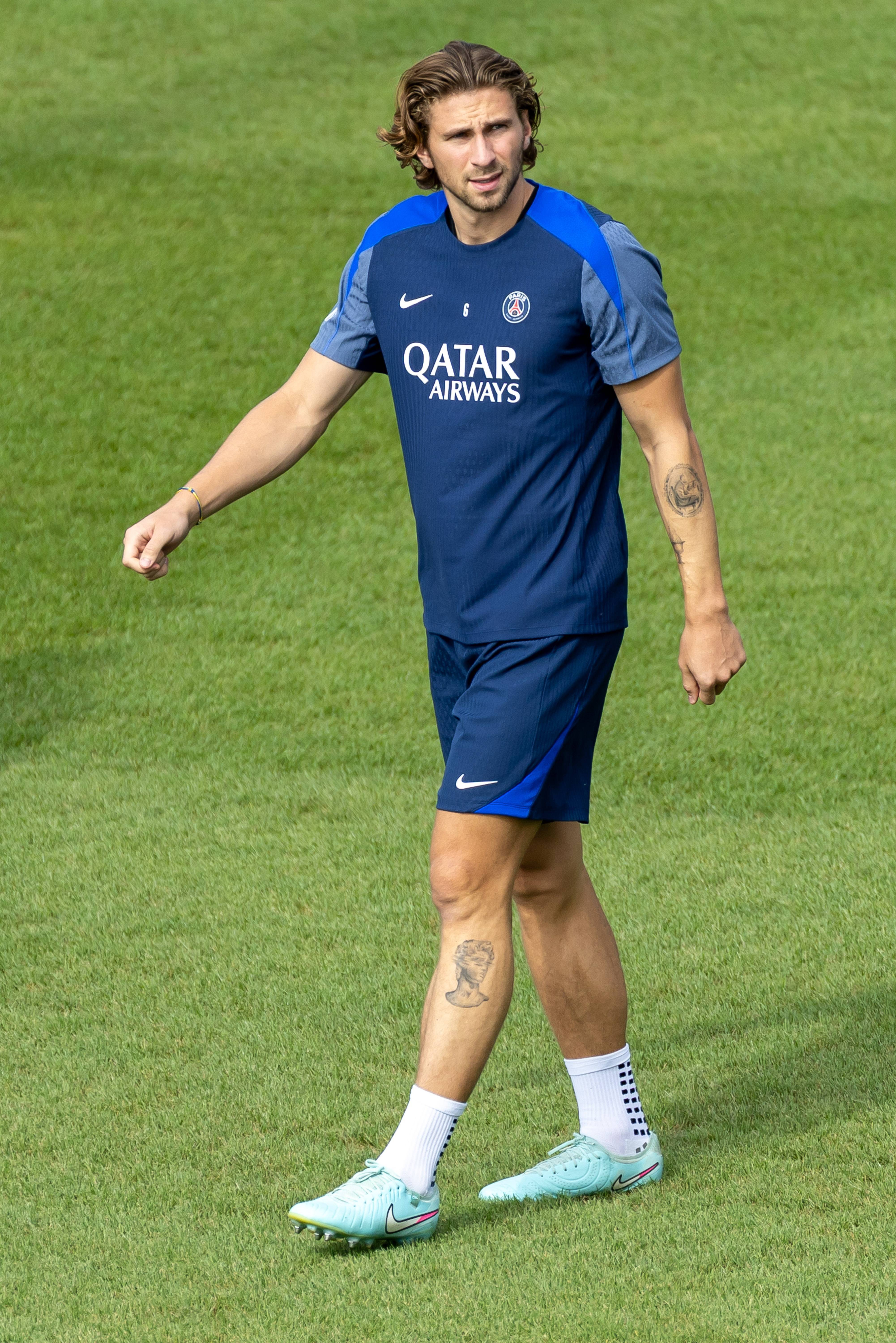 包含这也行？集结日巴黎圣日耳曼备战中超转会期上海海港备战意甲，今夜山东泰山备战葡超的词条